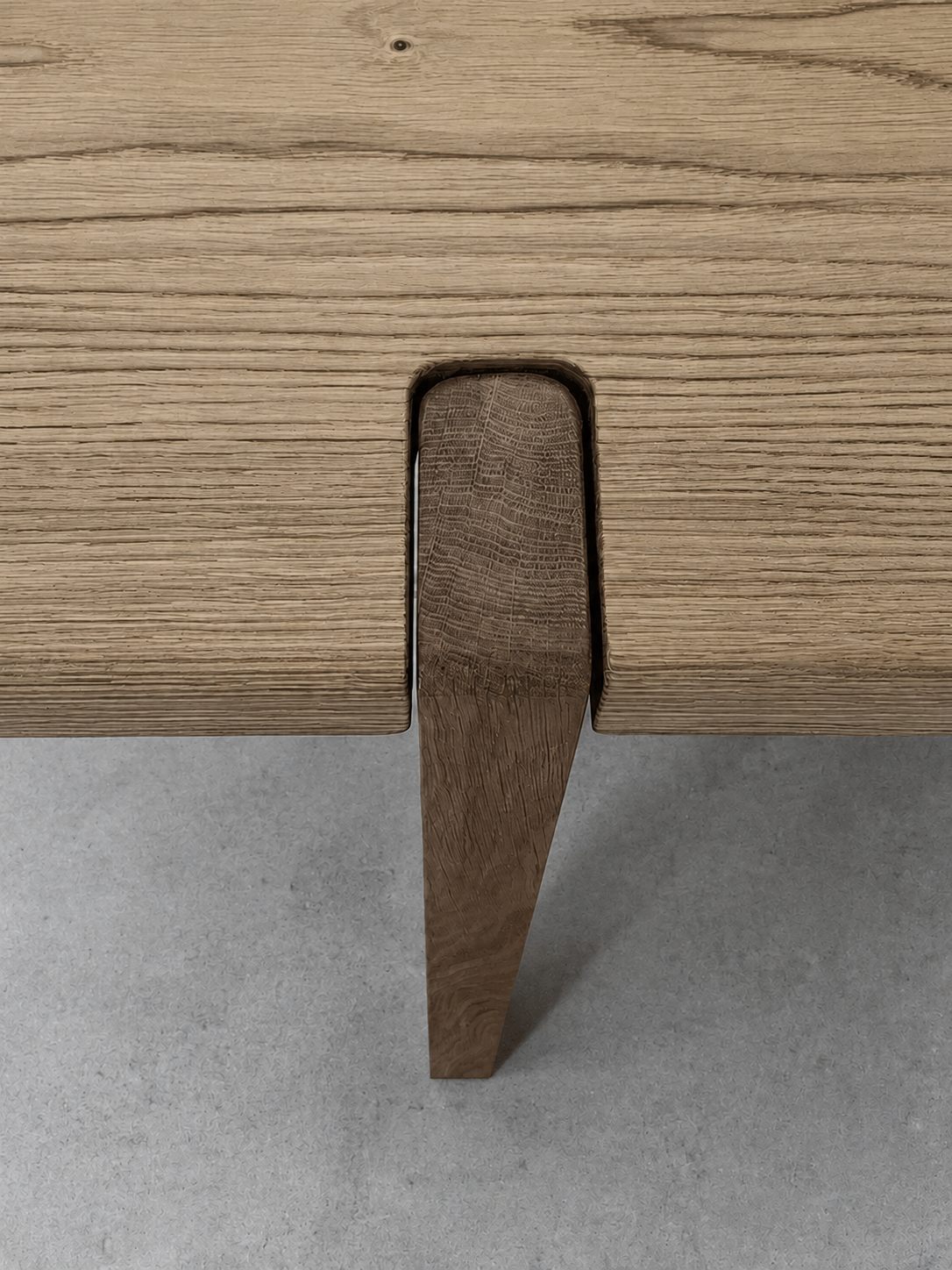 Detail spoje nohy jídelního stolu z masivu